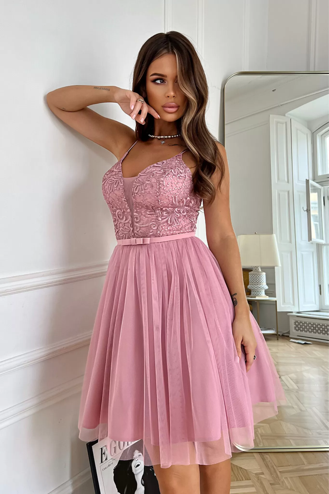 Abito corto rosa svasato princess con corpetto in tulle ricamato e gonna in tulle a strati