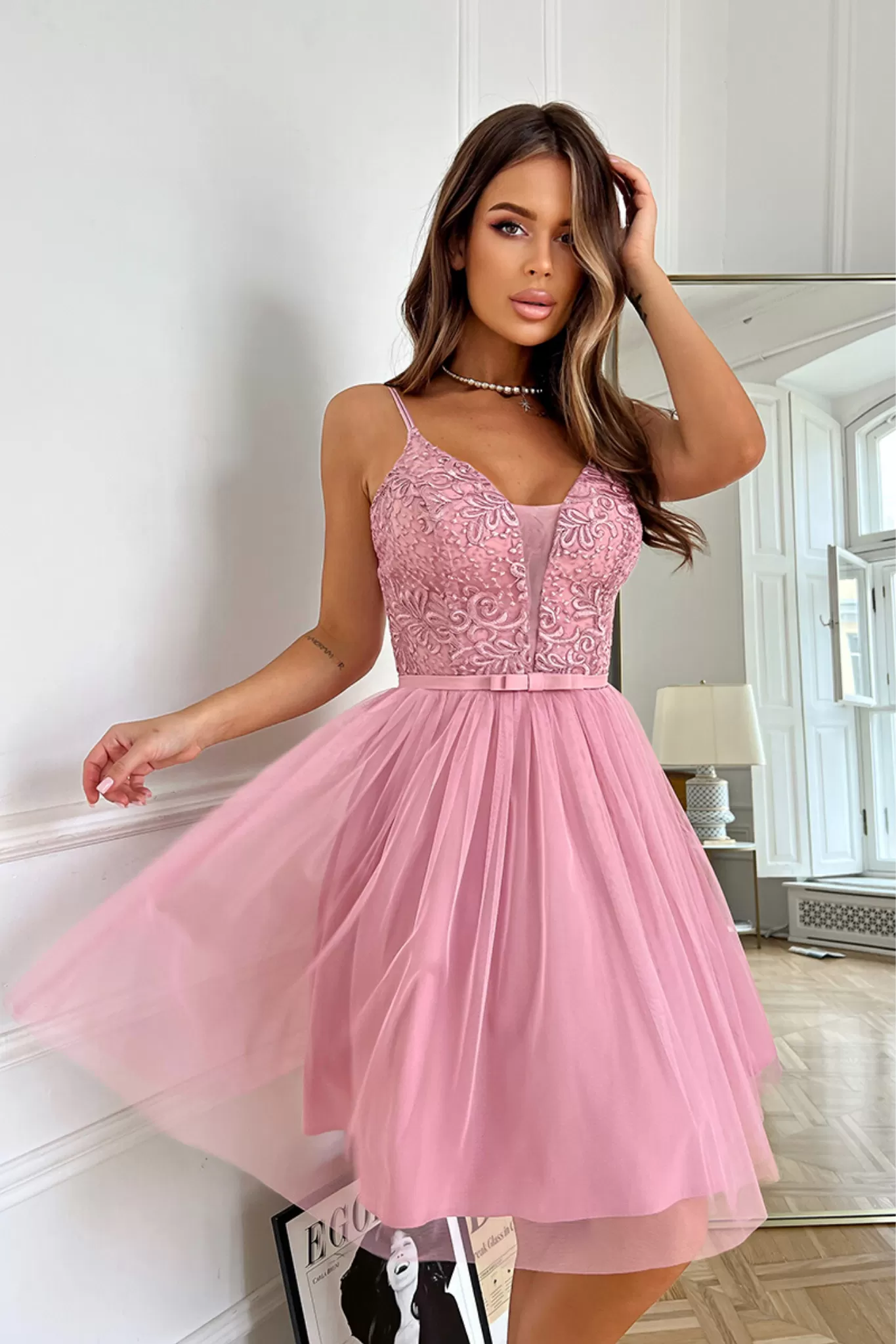 Abito corto rosa svasato princess con corpetto in tulle ricamato e gonna in tulle a strati